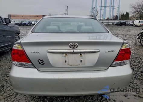 2005 Toyota Camry Le z USA, uszkodzony, nr VIN 4T1BE32K85U965341